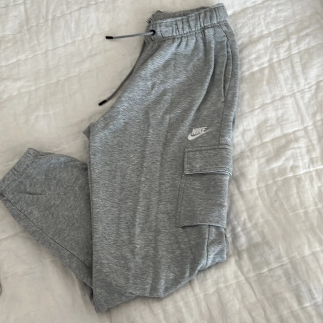 Grå mjukis cargobyxor från Nike