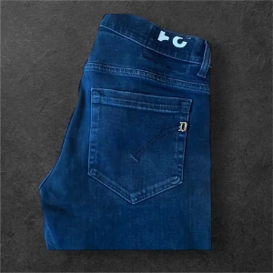  Dondup jeans - Snygga mörkblå jeansbyxor från dondup med en klassisk design. Byxorna har en rak passform och är tillverkade i ett slitstarkt denimtyg. Perfekta för en avslappnad stil. Modellen är George och storleken är 31! Fråga vid minsta lilla! Kan gå ner i pris vid snabbt köp!