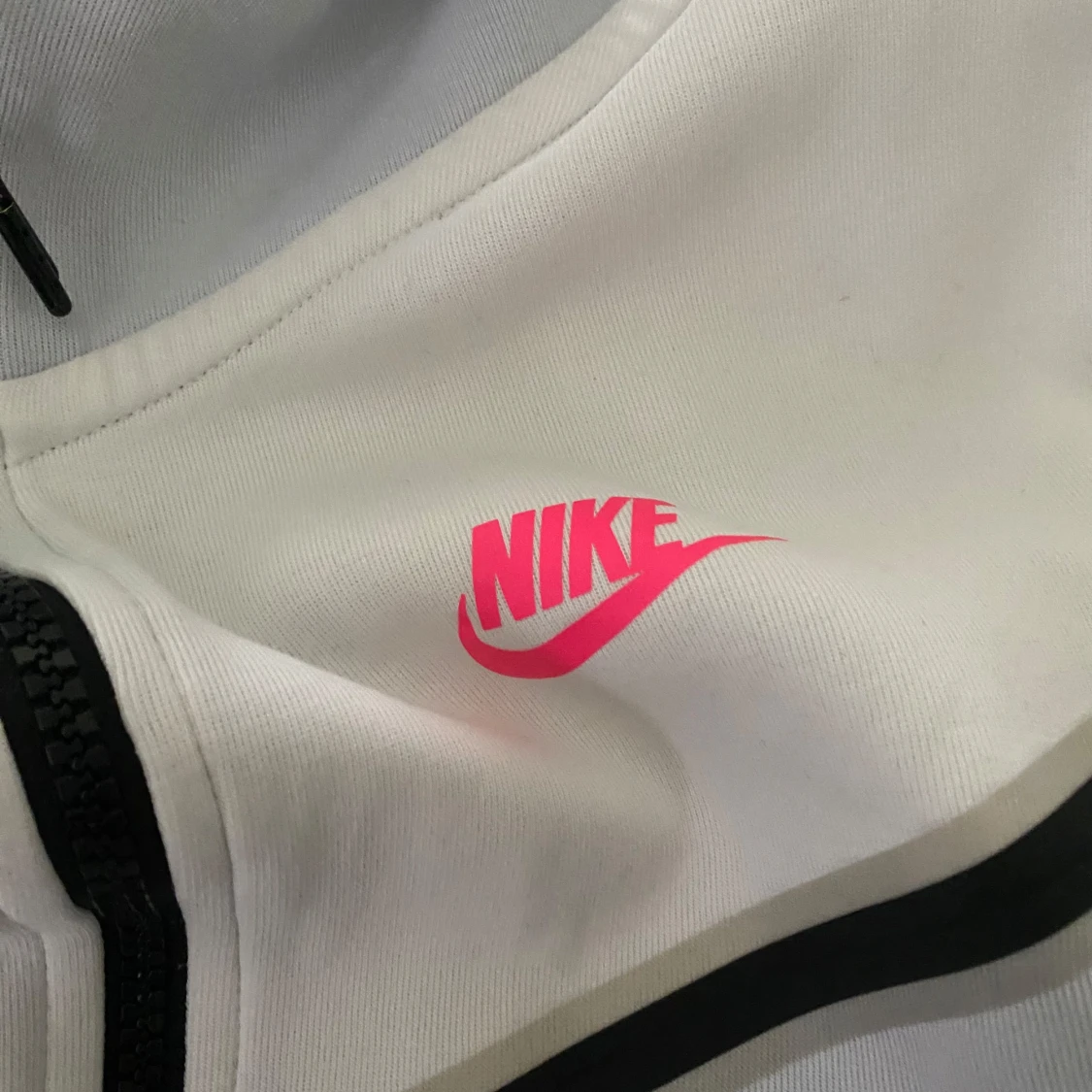 Vit hoodie från Nike med svarta detaljer - 1