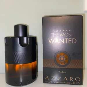 Azzaro the most wanted parfum - Azzaro the most wanted🍦🫚Säljer nu min Azzaro the most wanted eftersom jag vill testa på nya parfymer. Den är ca 60-65ml kvar (finns bild). Den är förövrigt nog den mest hypade designer parfymen någonsin. Och det är inte konstigt eftersom doften är sjuk en skön vanilj tillsammans med en ingefäran är oslagbar. 