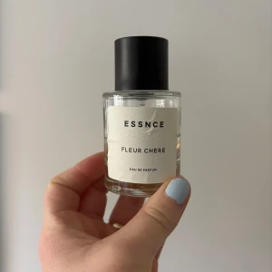 ESSNCE Fleur Chere  - Parfym från ESSNCE Fleur Chere halv full