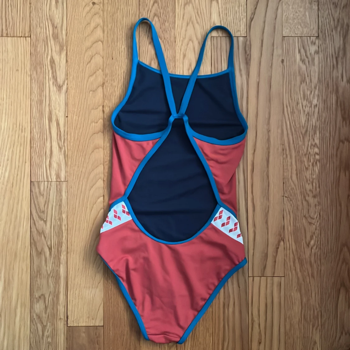 Röd baddräkt från Arena med blå detaljer - 1