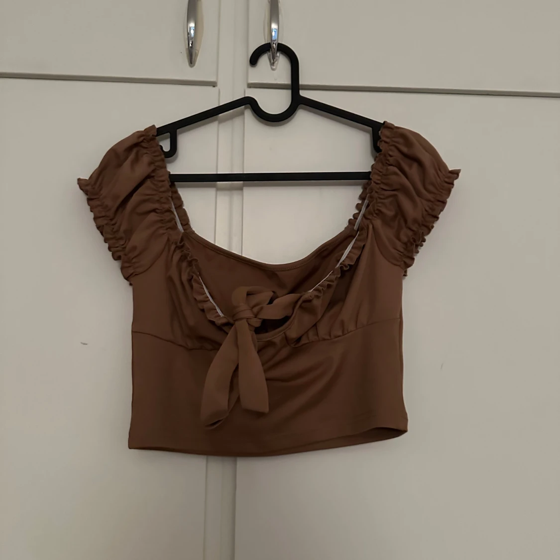 Brun croppad topp med volang och knyt - 1