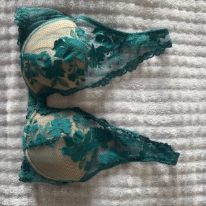 Grön spets bh - intimissimi  - Supersnygg grön bh som har vadderade kupor och justerbara axelband. Endast testad därför är lappen avklippt, storlek 75B