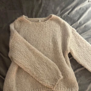 Beige stickad tröja från ONLY - Mysig och fluffig beige stickad tröja från ONLY. Hör av er vid frågor eller funderingar ❤️
