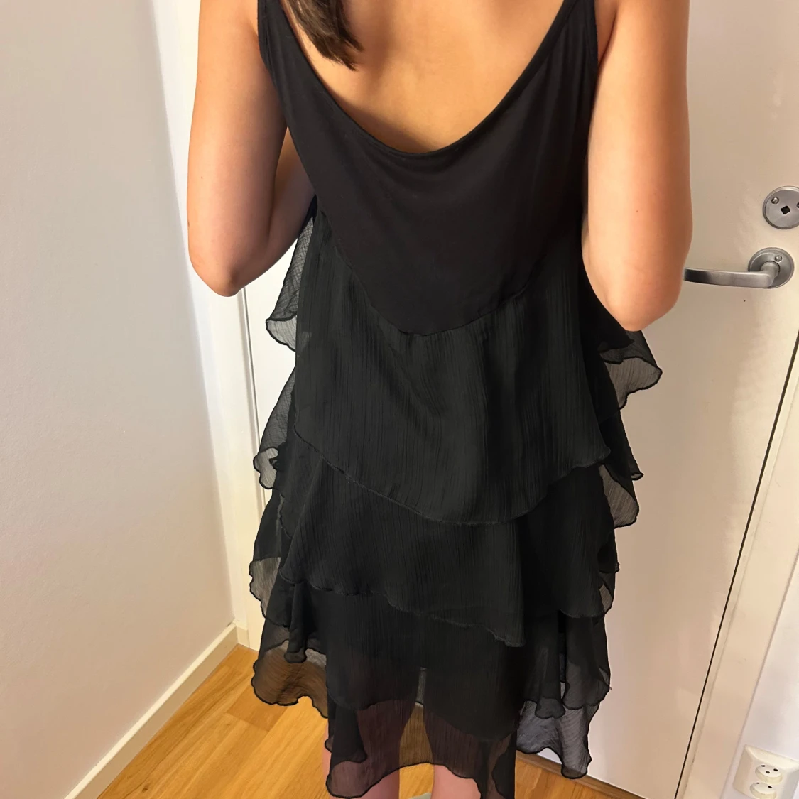 Svart volangklänning med pärldetaljer - 1