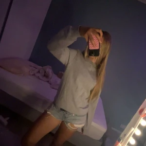 Grå sweatshirt från B&C Collection XS - Enkel och stilren grå sweatshirt från B&C Collection i unisexmodell. Tröjan har rund hals, långa ärmar och är gjord i mjuk bomullsblandning. Perfekt för en chill och avslappnad look.