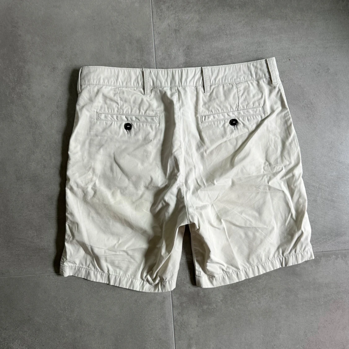 Beige bomullsshorts från Arket - 1