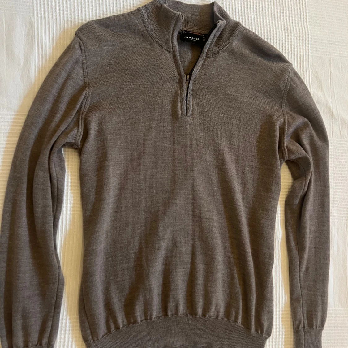 Brun merinoullströja från Sand