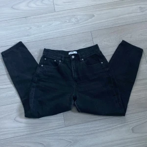 Svarta mom jeans från Pull&Bear - Snygga svarta mom jeans från Pull&Bear med raka ben och hög midja. 