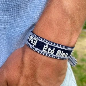 Été Bleu Armband  - Skönt sommararmband där det står Été Bleu på som betyder blå sommar på franska. Box ingår, och armbandet passar princip alla! Kom med frågor!  