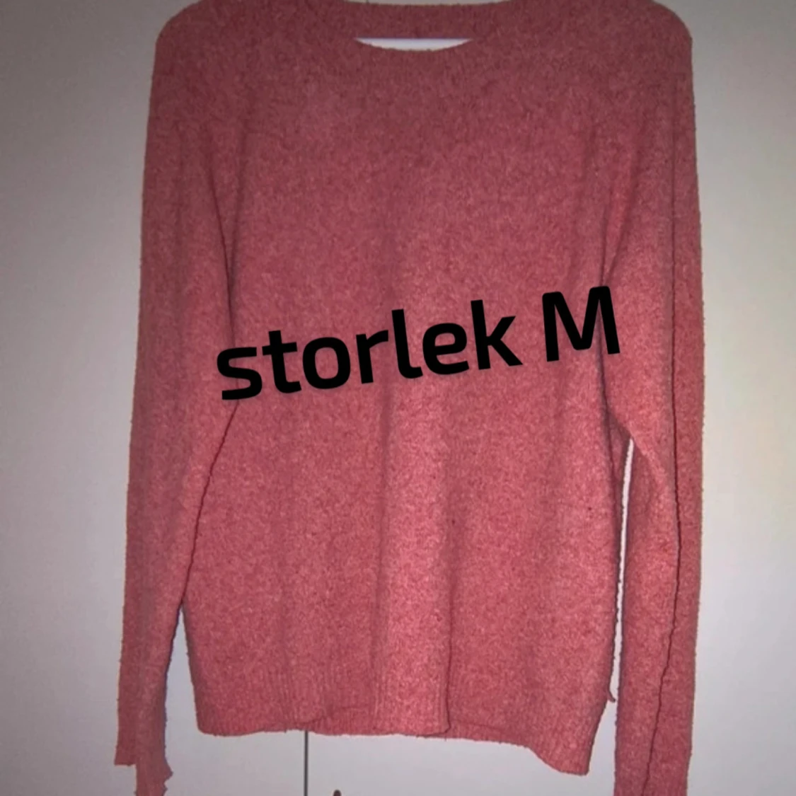 Rosa stickad tröja i storlek M