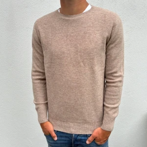 Kashmir tröja - Beige Kashmir Crewneck | Storlek S | Modellen är 177cm lång | Endast använd 1 gång, därför inga defekter alls | Hör av dig vid frågor