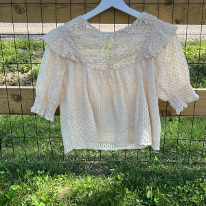 Vit spetsblus från Pimkie - Fin blus från pimkie ett litet hål i innertyget men man tänker inte så mycket på de😃