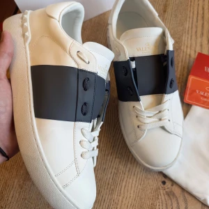 Valentino Garavani Open sneakers vit/navy - Valentino Open - Perfekt skick!✅Nypris: 6800:- Skriv till mig ifall du har några frågor👍
