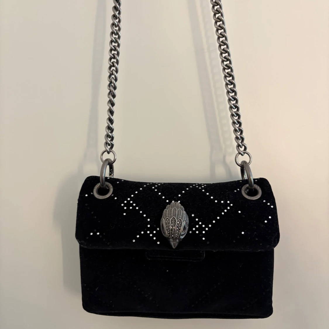 Svart sammet axelväska Kurt Geiger