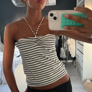 Randig tubtopp Holly & Whyte S - Superfin randig tubtopp från Holly & Whyte by Lindex i vitt och marinblått. Toppen har avtagbara och justerbara band som kan knytas på olika sätt, samt snygg rynkdetalj framtill. Perfekt för sommarens alla tillfällen!