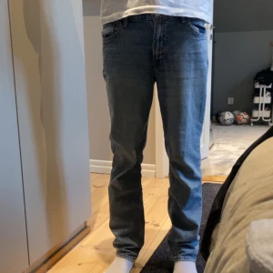 Blå raka jeans. - Blåa jeans, straight fit. Barnstorlek, 152 cm.