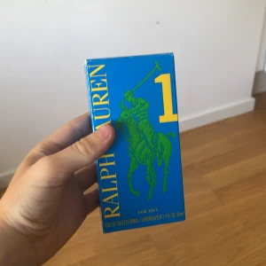 Ralph Lauren Big Pony 1 EdT 50ml - Fräsch herrparfym från Ralph Lauren, Big Pony 1. Flaskan är blå med silverfärgad kork och har en grön polospelare samt en stor gul etta på framsidan. Kommer i originalkartong med samma färgstarka design. Volym: 50 ml Eau de Toilette.