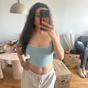 Blå topp - - använd en gång - har stretch - lätt att matcha och är perfekt för sommaren