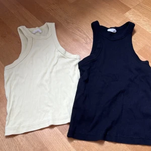 2 vackra linnen från Ginatricot - Två ribbade linnetoppar i klassisk modell, en i svart och en i beige. Båda är ärmlösa med rund halsringning och croppad passform. Perfekta att styla med jeans eller kjol för en enkel och snygg look. Notera att den vänstra har några få fläckar - men det är ingenting som man lägger märke till! 1 st: 100 kr, 2 st: 190 kr. Detta priset på grund av att de knappt är använda och nya kostar runt 130-200 kr. Klicka EJ på köp nu och vid fler frågor eller prisförslag : skriv❤️