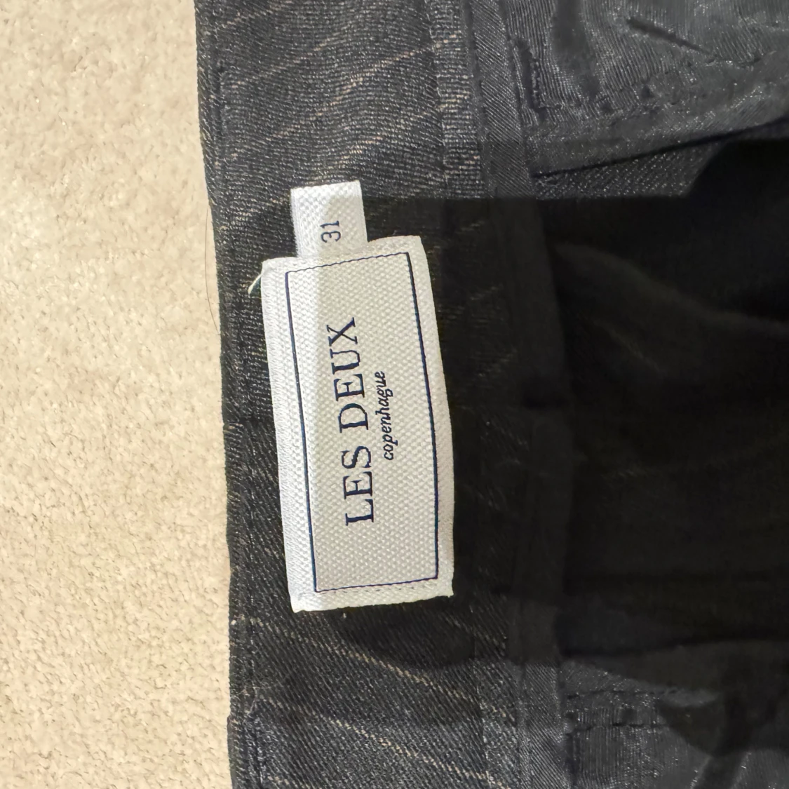 Randiga kostymbyxor från Les Deux - 1