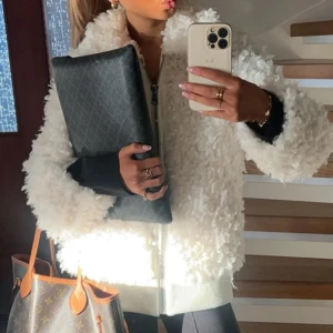 Vit mysig teddy🤍 - Supermysig vit teddyjacka med fluffig textur, så fin till hösten!💕 Lånad bild men det är exakt den på bilden förutom att armarna tycker jag är liiite längre så den går ända ut på armen🥰 Kan inte posta innan augusti då jag är bortrest❤️❤️