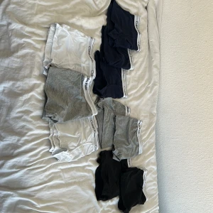 Calvin Klein kalsonger i olika färger - PRIS ÄR INTE FAST!👌🤩                                      Flera par Calvin Klein kalsonger i vitt, grått, marinblått och svart med klassisk logotypresår. Perfekt för dig som vill ha stilrena och bekväma underkläder i bomullsmix.