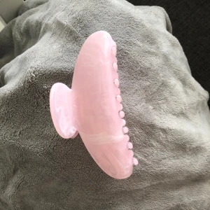 Stor stark ljusrosa hårklämma - Säljer en fin stor stark hårklämma i ljusrosa i plast med marmorerad effekt. Perfekt för att snabbt sätta upp håret snyggt.