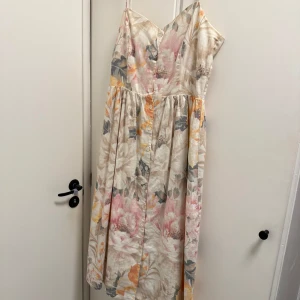 Klänning - Jättefin midi klänning, storlek 40. Går till strax nedanför knäna på mig som är 182cm, säljer då den inte kommer till användning längre.