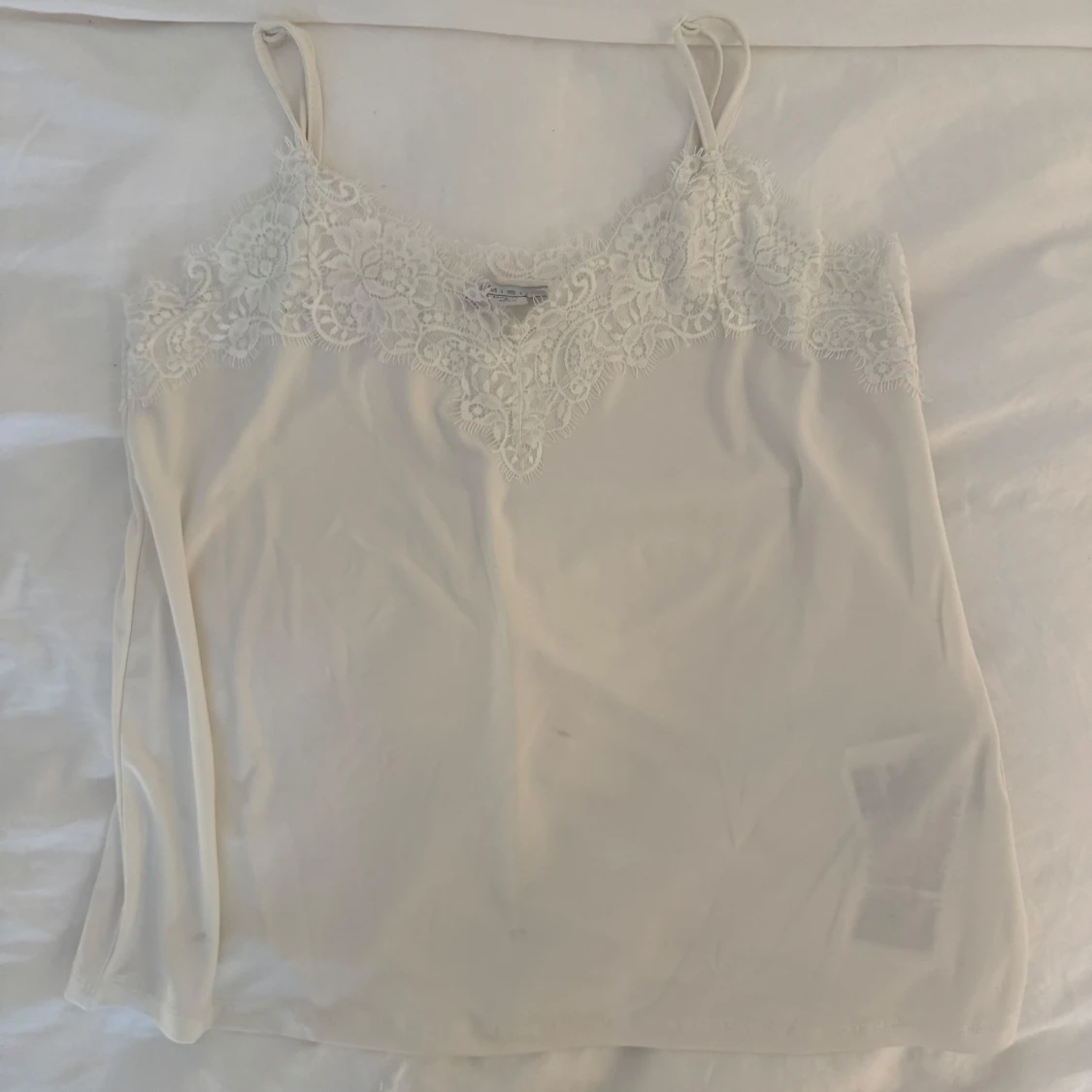 Vit spetslinnetopp med tunna band