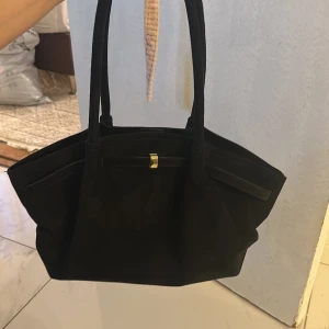 Svart mocka handväska perfekt skolväska  - . Köpt för 2700 från Massimo dutti, jätte bra skick 