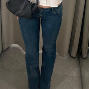 Mörkblå LTB jeans - Snygga mörkblå jeans från LTB som jag säljer då dom blivit förkorta, inte slitna och sjukt sköna🥰 W 25, L 30. Köpta för 899, pris går att diskutera