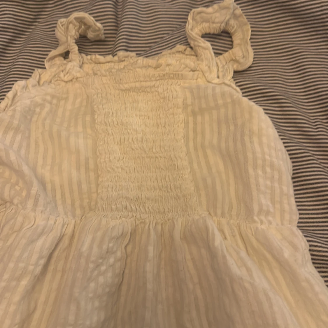 Ljusrandig sommarklänning med knytband - 1