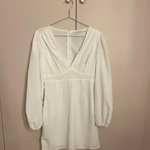 Vit kortklänning  - Vit kortklänning från nelly i storlek xs, aldrig använd