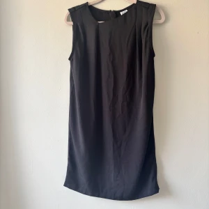 Svart ärmlös blus från Vero Moda strl XS - Längre ärmlös blus, fint skick. 