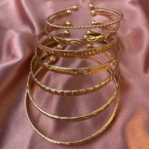 Guld armband nya set - Helt nya armband set 7 st, justerbara i guldfärgad metall.