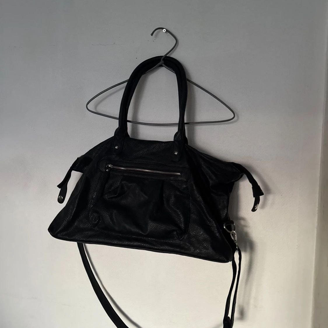 Svart axelväska i skinnlook