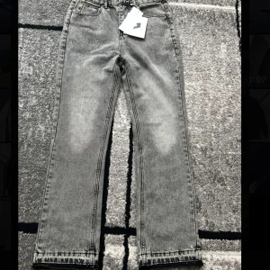 Zara flared jeans  - Säljer Zara flared jeans helt oanvända i ny skick i Stl m , om ni undrar ifall den kommer passa er eller it skriv t mig så säger jag 