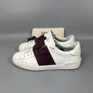 Valentino Open Vinröd | 43 - • Skorna är sparsamt använda och i mycket fint skick   • Storlek: 43 (PASSAR 43.5-44)  • Färg: Vinröd  • Nypris i butik: ~7000SEK  • Dustbag medföljer vid köp 