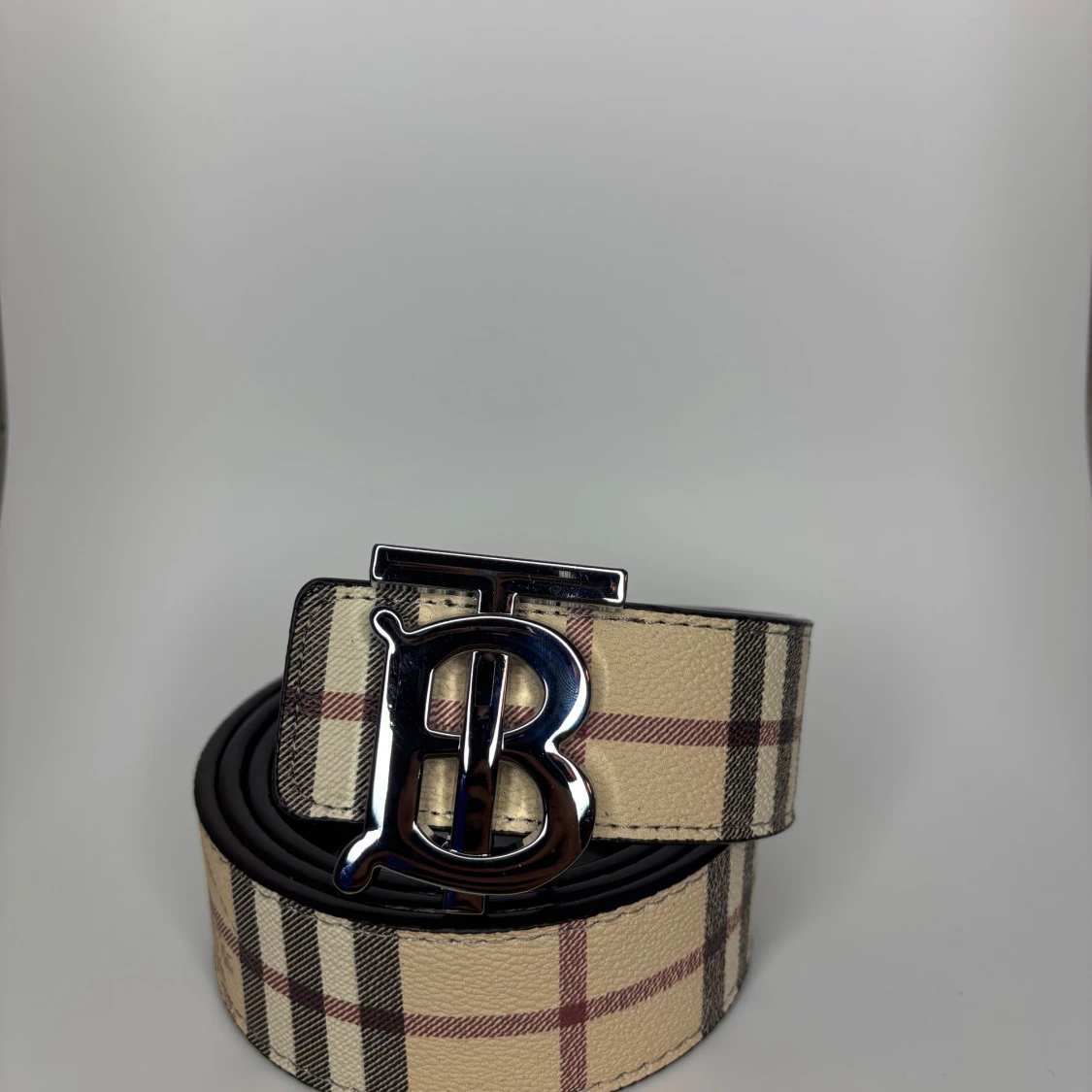 B bälte med silver spänne