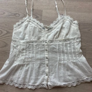 Spetsdetaljerad linnetopp - babydoll - Supersöt vit linnetopp från Zara med knappar framtill och en utsvängd passform! Perfekt sommartopp. Använd få tals gånger och är fortfarande i fint skick💓