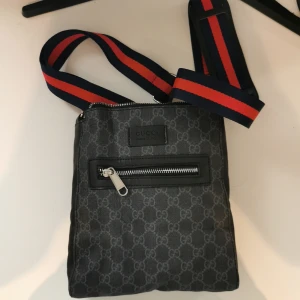 Skön väska med G mönster  - En riktigt fet väska med G mönster. 