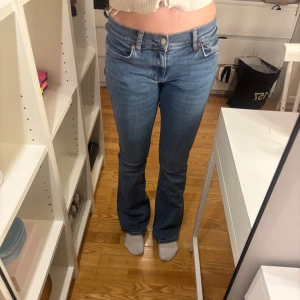 Bootcut jeans - Säljer ett par blåa bootcut jeans från gina då de inte kommer till användning! 💞