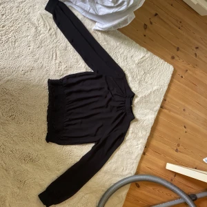Svart blus, Bikbok. Storlek S - Super fin blus från Bikbok i storlek S. Använd fåtal gånger då den inte riktigt är min stil tyvärr… Den är i ett väldigt bra skick! Fin detalj med knapp på ärmsluten. Ganska genomskinlig. Perfekt till fest eller till vardags med kostymbyxor eller jeans! ❤️❤️ 