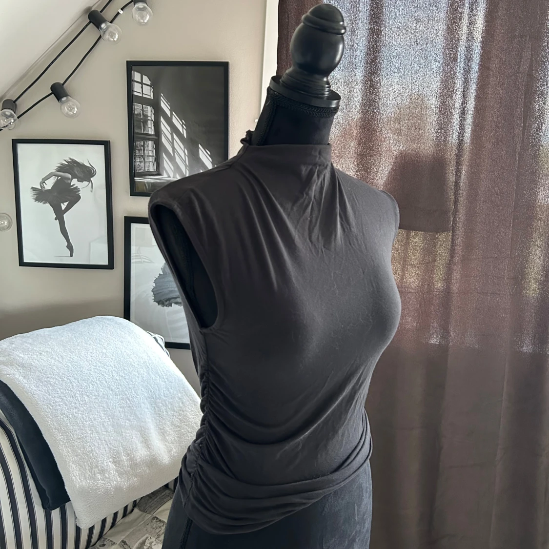 Grå topp med hög krage GinaTricot - 1