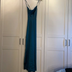 Balklänning - Säljer nu min fina gröna balklänning. Fin gnytning i ryggen men en slits i kjolen. Använd en gång från SHEIN i storlek XS