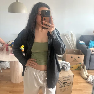 Svart skinnjacka  - - använd ett flertal gånger  - har en lite skada vid en av fickorna, kan skicka en bild på det för den som är intresserad