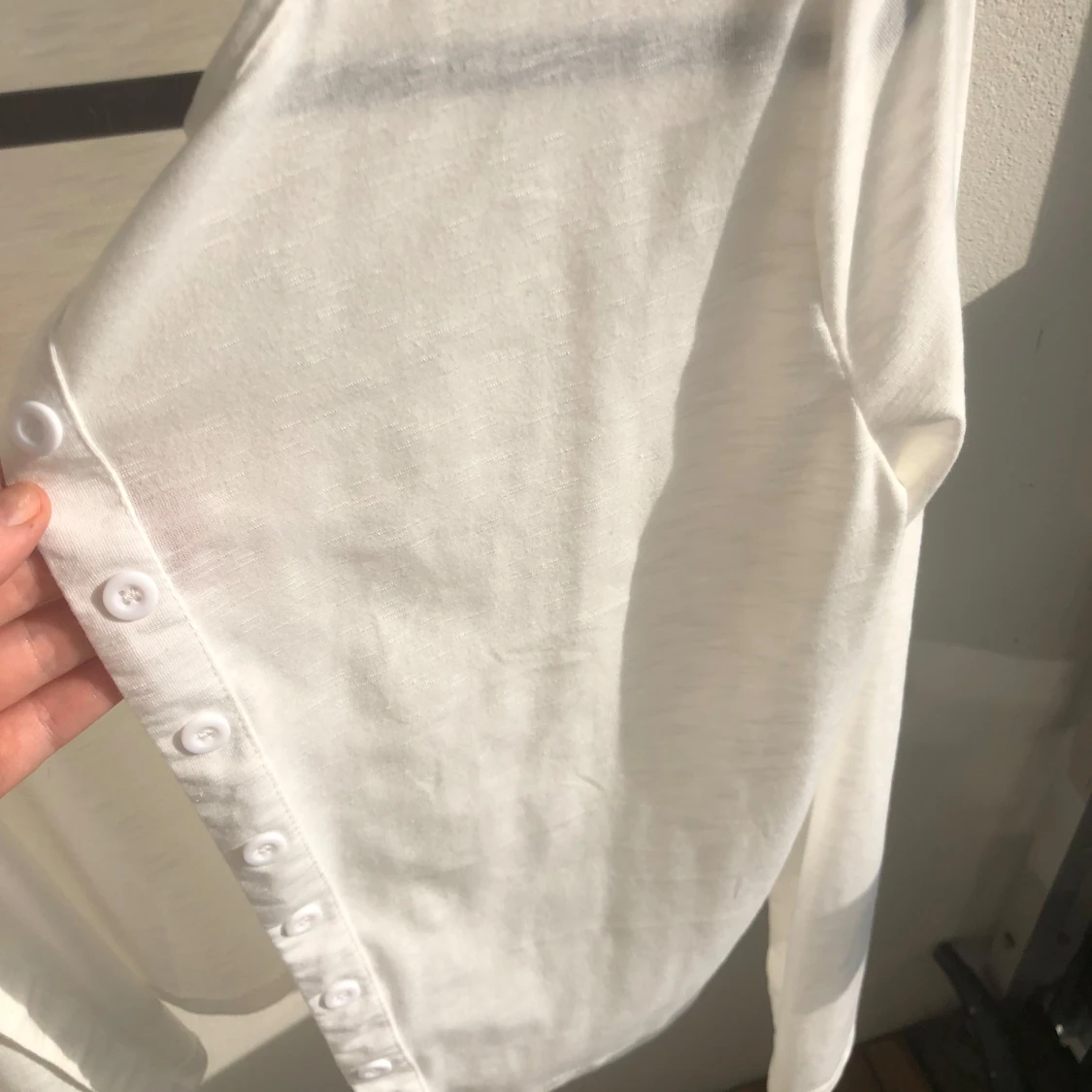 Vit tunn kofta med knappar - 1