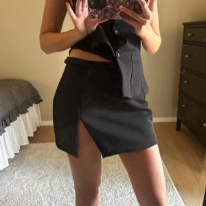 Zara kjol  - Super snygg kjol från zara!!🖤aldrig använd 